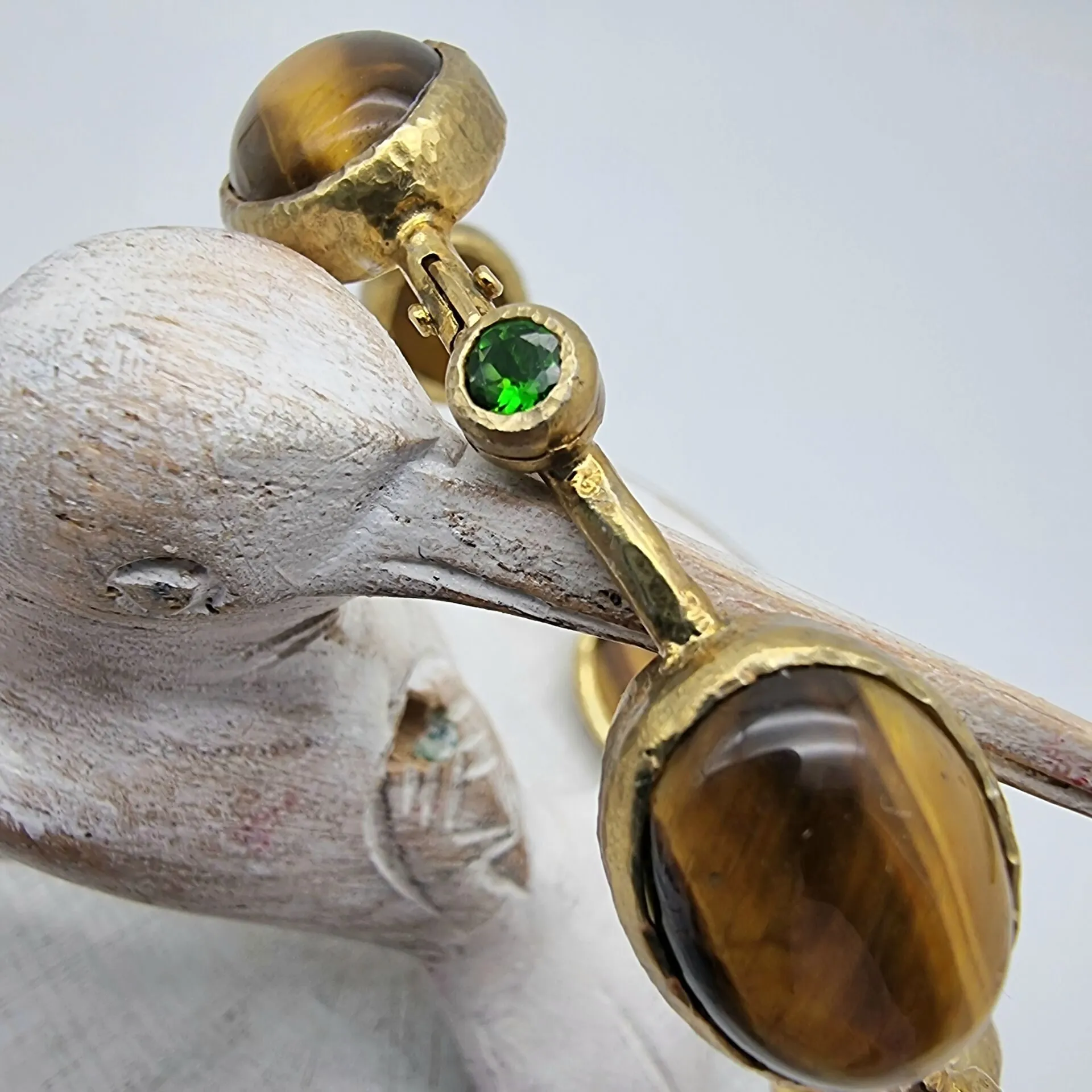 Браслет серебро в позолоте с тигровым глазом и хромдиопсидом